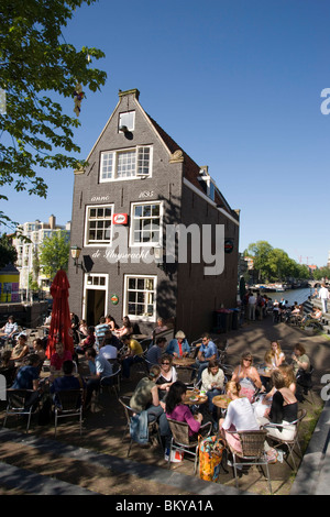 Les gens, en plein air, Café de Sluyswacht, les gens assis dans le café en plein air en face de de Sluyswacht typique, un café brun, Amsterdam Banque D'Images