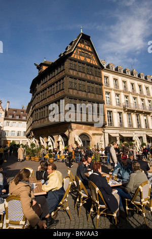 Place de la Cathedrale et Maison Kammerzell, vue sur la terrasse d'un café sur la Place de la cathédrale Place de la cathédrale, à l'un des th Banque D'Images
