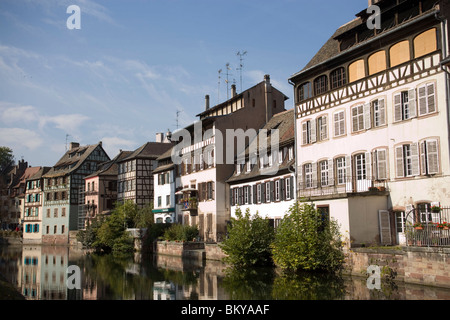 Vue sur l'Ill à La Petite France, vue sur l'Ill à différentes maisons à colombages de La Petite France la Petite France, St Banque D'Images