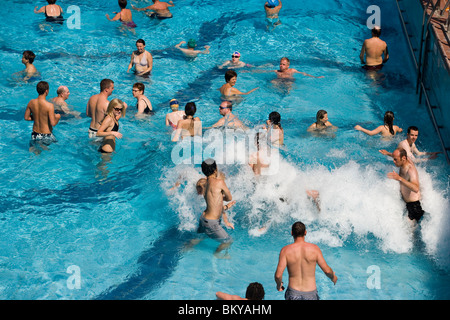 Domaine de plein-air les thermes Gellért, les gens dans la zone de plein air les thermes Gellért, Buda, Budapest, Hongrie Banque D'Images