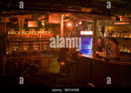 Les gens au bar de l'A38 de bateau, les gens au bar de l'A38 de bateau, une discothèque sur le Danube près du pont de Buda, Petoefi, Bud Banque D'Images