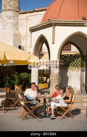 Trois invités assis dans un café près de la chaussée à Defterdar-Mosque Kos-Town, Platia Eleftherias, Kos, Grèce Banque D'Images