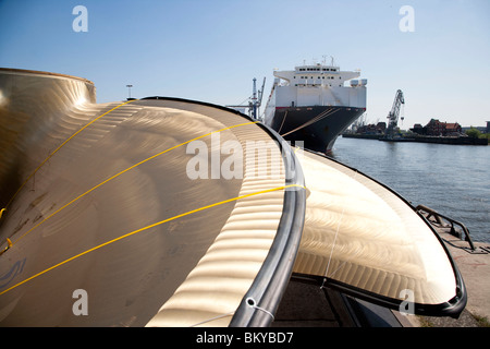 D'un cargo à quai, à l'hélice en premier plan, le port de Hambourg, Allemagne Banque D'Images