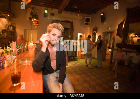 Homme assis dans le bar et discothèque Pierro, un célèbre club Mykonos-Town, parodie, Mykonos, Grèce Banque D'Images