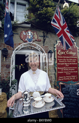 Serveuse avec plateau Plateau en face du café dans la région de Essex Godshill, île de Wight, Angleterre Banque D'Images