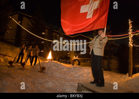 Un flagswinger et corne suisse joueurs à nuit, Saas-Fee, Valais, Suisse Banque D'Images
