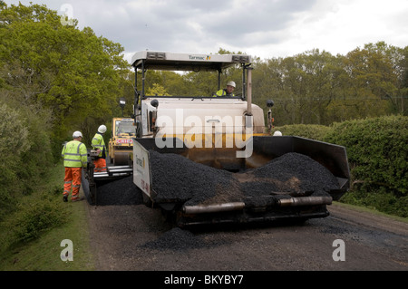 Le resurfaçage de la route dans la nouvelle Forêt 2010 Banque D'Images