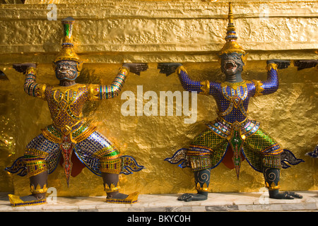 Caryatides d'un chedi doré, Wat Phra Kaew, le plus important temple bouddhiste de Thaïlande, Ko Ratanakosin, Bangkok, Thaïlande Banque D'Images