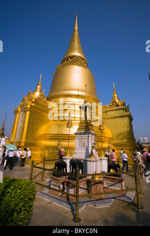 Les touristes visitant Phra Sri Rattana Chedi, Wat Phra Kaew, Wat Phra Kaew, le plus important temple bouddhiste de Thaïlande, Ko Ratan Banque D'Images