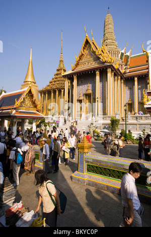 Les touristes visitant Wat Phra Kaew, le plus important temple bouddhiste de Thaïlande, Ko Ratanakosin, Bangkok, Thaïlande Banque D'Images