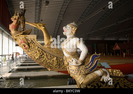 Trois barges, Trabi Prab Mara Muan Barge, Narai Song Subhan Barge et Suphannahong, Musée National des Barges royales, Thonburi, Bang Banque D'Images