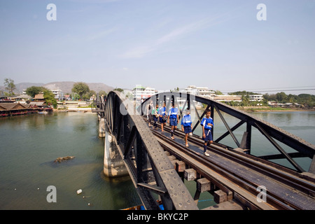 Les garçons sur le pont de la rivière Kwai, construit par les prisonniers de la Seconde Guerre mondiale des Japonais, Kanchanaburi, Thaïlande Banque D'Images