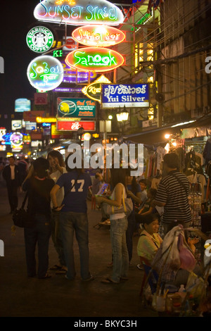 Vue le long Th Khao San Road la nuit, Bangkok, Thaïlande, Banglamphu Banque D'Images