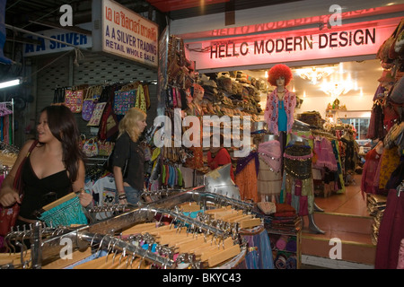 Les touristes du shopping au Th Khao San Road dans la soirée, Bangkok, Thaïlande, Banglamphu Banque D'Images