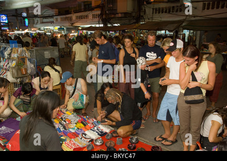 Les touristes du shopping au Th Khao San Road dans la soirée, Bangkok, Thaïlande, Banglamphu Banque D'Images