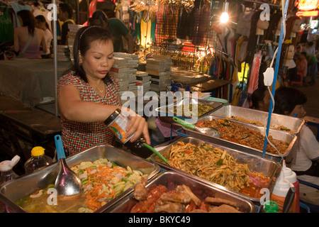 Femme la préparation des aliments frais à un stand à Th Khao San Road dans la soirée, Bangkok, Thaïlande, Banglamphu Banque D'Images