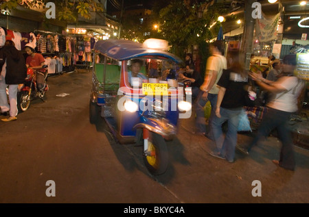 Tuk Tuk passant Th Khao San Road dans la soirée, Bangkok, Thaïlande, Banglamphu Banque D'Images