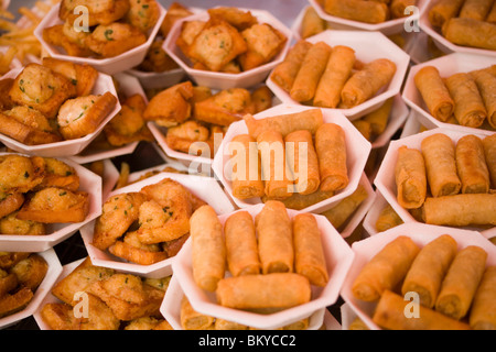 Des plats avec des rouleaux de printemps et Thai Food offert à Suan Chatuchak Weekend Market, Bangkok, Thaïlande Banque D'Images