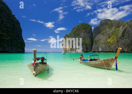 Deux bateaux s'ancrant dans la baie de Maya, une belle lagune pittoresque, célèbre pour l'Hollywood film 'La plage', Ko Phi-Phi Leh, Ko Ph Banque D'Images