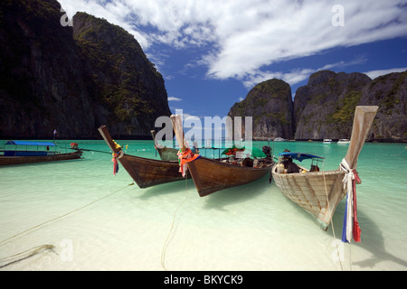 L'ancrage des bateaux dans la baie de Maya, une belle lagune pittoresque, célèbre pour l'Hollywood film 'La plage', Ko Phi-Phi Leh, Ko Phi-Ph Banque D'Images