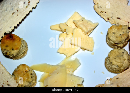 Sélection de fromage craquelins cuits au four les tranches de gouda mini cheesecake au fromage bleu Banque D'Images