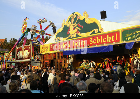 Les gens devant l'émission stand à Schichtl, Oktoberfest, Munich, Bavaria, Germany, Europe Banque D'Images