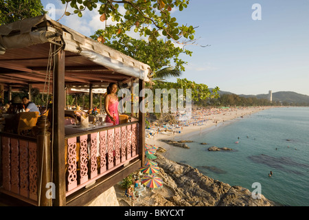 Jeune femme debout sur la terrasse de l'établissement Baan Rim Pa restaurant et profiter de la vue magnifique sur l'océan, plage de Patong, Hat Patong, Ao Pat Banque D'Images