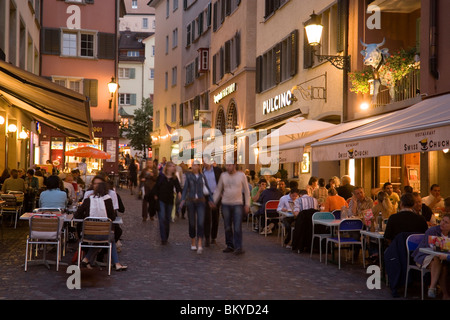 Les uns flânant plus Hirschpaltz, passant les différents cafés et restaurants le soir (main droite : : Restaurant Swiss Banque D'Images