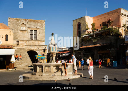 Vue sur la Platia Ippokratou avec fontaine et l'escalier extérieur du bâtiment (Kastellania utilisé comme cour des marchands et du marché Banque D'Images