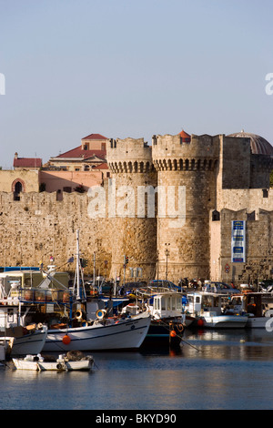 Vue sur le port d'Emboria Thalassini Gate (porte de la mer, construit 1502) Formulaire d'entrée du port d'Emborio, vieille ville médiévale de Rhodes Banque D'Images