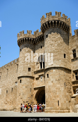 Les gens qui entrent dans le palais du Grand Maître, construit au cours du xive siècle, par l'entrée principale (Thalassini Gate), Rhodes T Banque D'Images