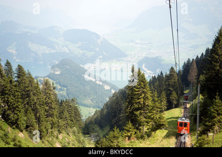 Pilatus de fer, le chemin de fer à crémaillère le plus raide du monde, sur le chemin, vue panoramique sur le lac de Lucerne, Pilatus (2132 m), Alpnachs Banque D'Images