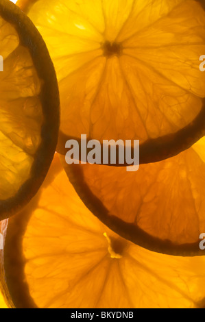 De fines tranches d'orange allumé par l'arrière. Banque D'Images