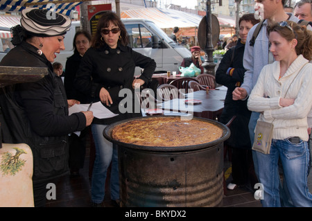 Nice, France, petite foule de gens, femme préparant le café français / restaurant bistro français, foule sur le trottoir faisant la queue pour acheter de la nourriture locale, à 'chez Therese' Banque D'Images