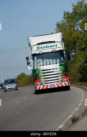 Eddie Stobart Scania camion voyageant sur une route à deux voies en Angleterre Banque D'Images