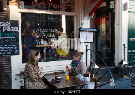 Les étudiants Les étudiants de l'Université d'Amsterdam Kloveniersburgwal Cafe Restaurant bar pub Pays-Bas Banque D'Images