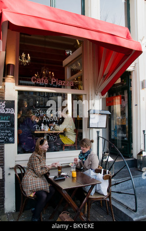 Les étudiants Les étudiants de l'Université d'Amsterdam Kloveniersburgwal Cafe Restaurant bar pub Pays-Bas Banque D'Images