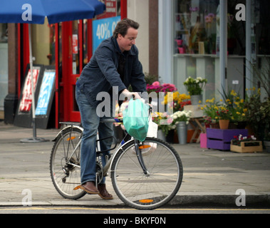 David Cameron sur une bicyclette faisant ses courses dans un magasin situé dans la région de Notting Hill Banque D'Images