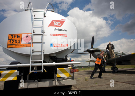Supermarine Spitfire ravitaillement attend avec l'Avgas 100LL (carburant pour les moteurs à piston) au salon Farnborough International Airshow lancer Banque D'Images