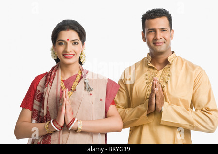 Couple accueil à Durga Puja Banque D'Images