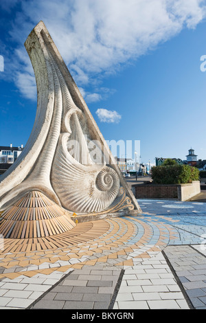 L'Portrush cadran solaire conçu par l'artiste Brian Connolly et installé en 1990, le comté d'Antrim, en Irlande du Nord Banque D'Images