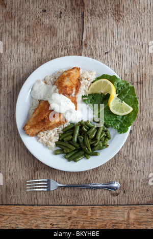 Une panure de style français sur le poisson-chat local servi avec des haricots verts. Tourné au Restaurant La Couronne, Indianola, Mississippi. Banque D'Images