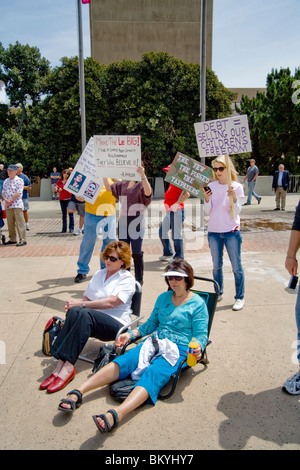 Des manifestants anti-gouvernement à un "Tea Party" le 15 avril (jour de l'impôt) à Santa Ana, Californie. Note des signes. Banque D'Images