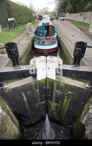 Bateau étroit canal à l'écluse avec fuite d'eau par des portes Banque D'Images