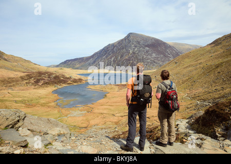 Les randonneurs à la recherche à vue de Llyn Idwal et Pen An Wen Ole la randonnée dans les montagnes du Parc National de Snowdonia (Eryri). Le CWM Idwal, au nord du Pays de Galles, Royaume-Uni. Banque D'Images
