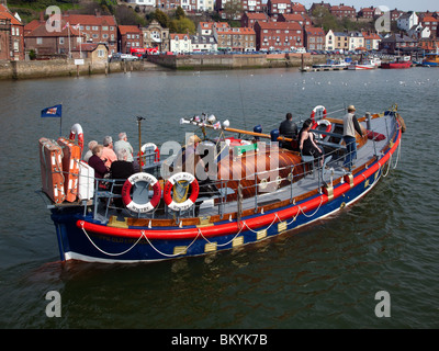 L'ancien bateau de sauvetage dans le port de Whitby, North Yorkshire, UK Ville Whitby, North Yorkshire Banque D'Images