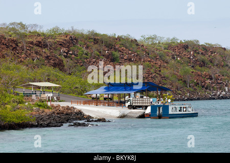 Ferry au port de santa cruz. c'est le lien entre Santa Cruz et l'île baltra aux îles Galapagos Banque D'Images