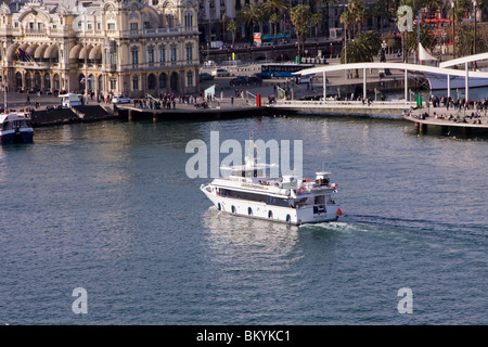 Un bateau d'excursion Golondrina arrivant à Pau dans l'ONG POTAL MEN de la Barcelone Espagne Banque D'Images