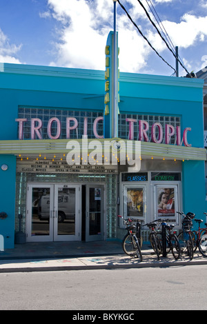 La construction moderne du Tropique Cinema à Key West avec garniture de style art déco et de caractères. En Floride, aux États-Unis. Banque D'Images