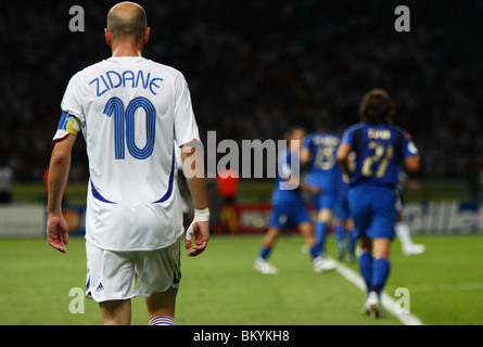 Zinedine Zidane de la France en action lors de la finale de la Coupe du Monde de la FIFA 2006 contre l'Italie le 9 juillet 2006. Banque D'Images